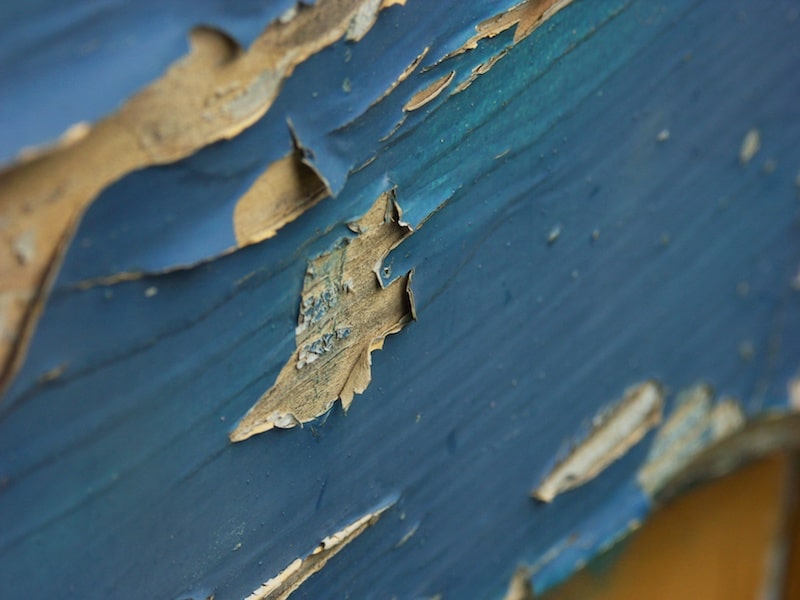 Ancienne peinture écaillée, susceptible de contenir du plomb