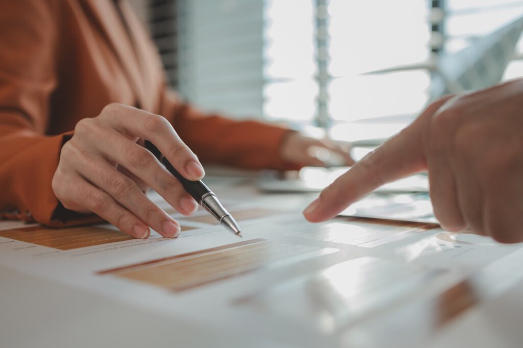 Réunion de travail autour d'un rapport d'analyse