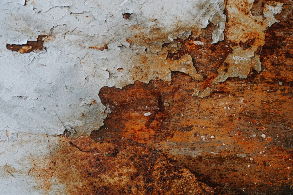 Corrosion apparue sur une surface métallique après un incendie