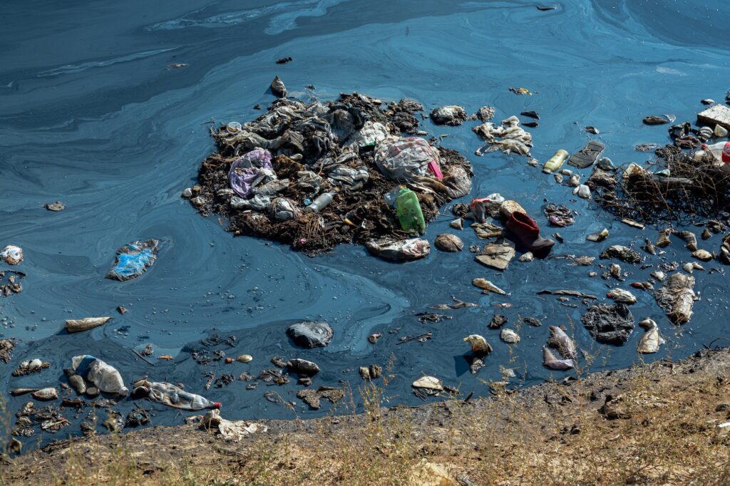 Eau polluée par des hydrocarbures et des déchets
