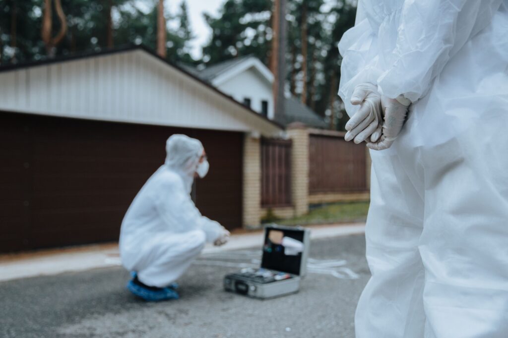 Techniciens en combinaison de protection et masque lors d'une intervention