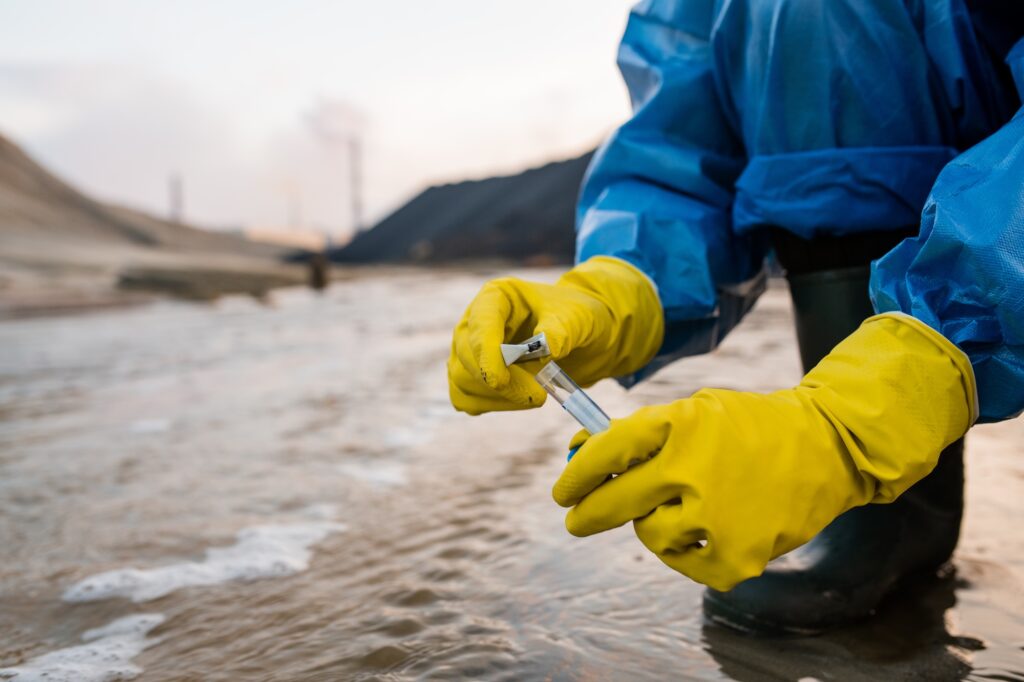 Prélèvement d'un échantillon d'eau près d'un site industriel